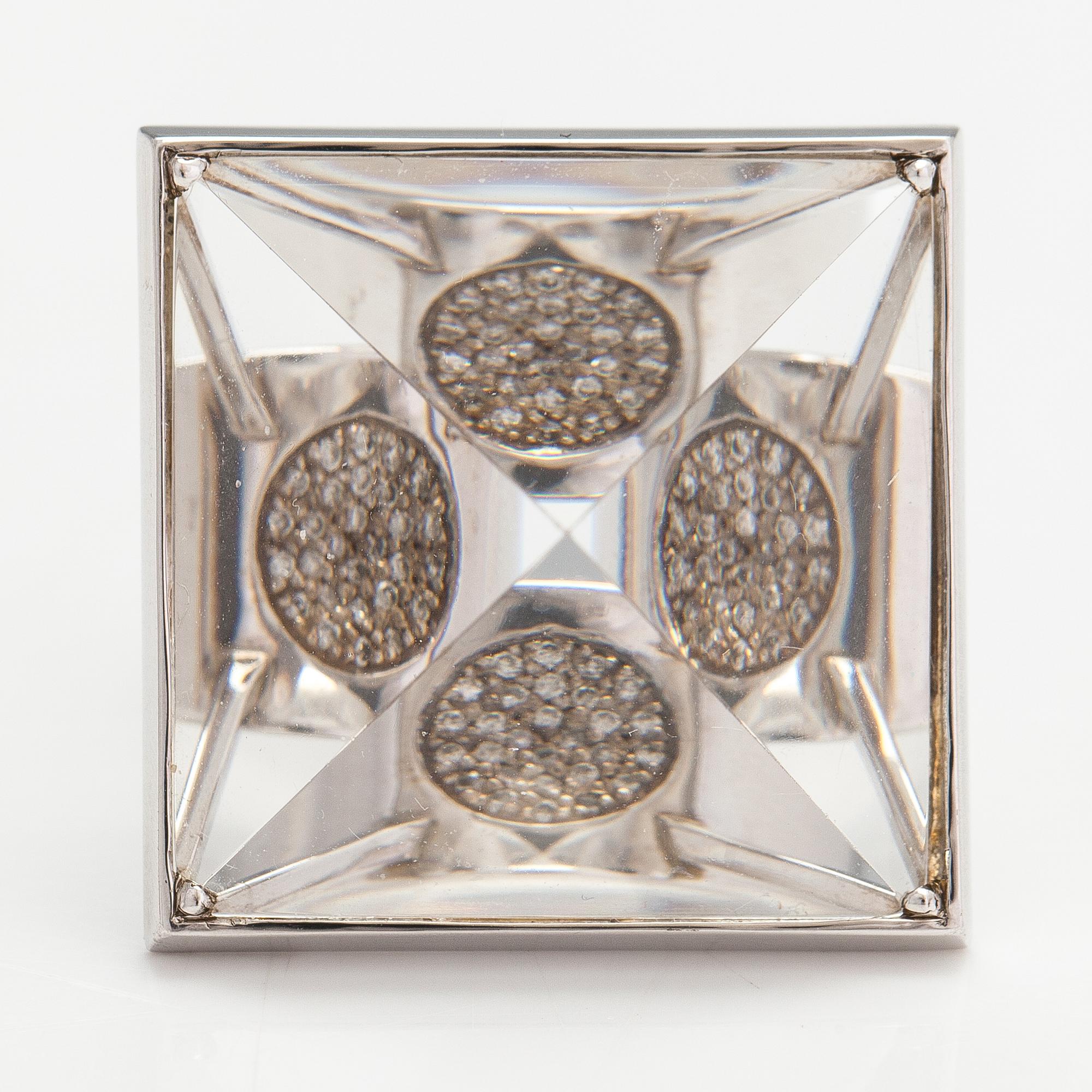 Efva Attling, Sormus "Pyramid & stars", sterlinghopeaa, timantteja n. 0.14 ct yht ja vuorikristalli.