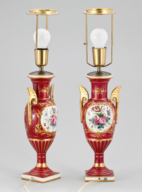 BORDSLAMPOR, ett par, porslin, Frankrike, 1900-talets början.