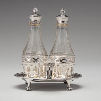 Mikael Nyberg, bordsurtout för två glasflaskor, silver, Stockholm 1805. Sengustaviansk.