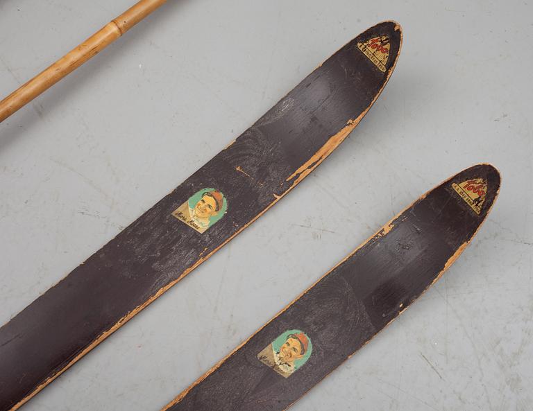 SKIDOR, ett par, märkta "Mora Nisses",Tobo Bruk AB samt stavar, 1900-talets mitt.