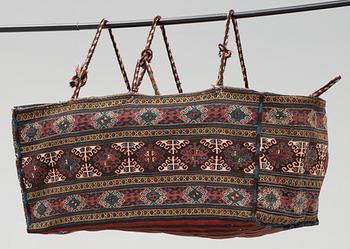 SEMIANTIK SHASAVAN MAFRASH. Soumakteknik. Höjd 43, längd 95 och djup 48 cm.