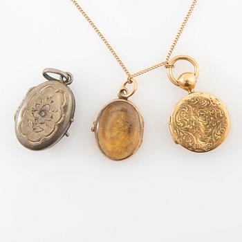 Halsband med berlocker 18K guld och silver 1800-tal, bland annat av Edvard Emanuel Petterson Stockholm 1857.