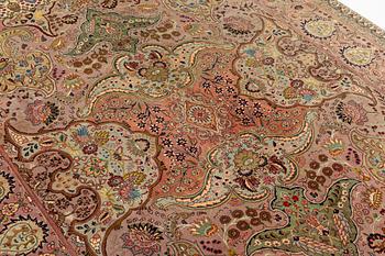 A fine Tabriz carpet of 'Polonaise' design, c. 270 x 182 cm.