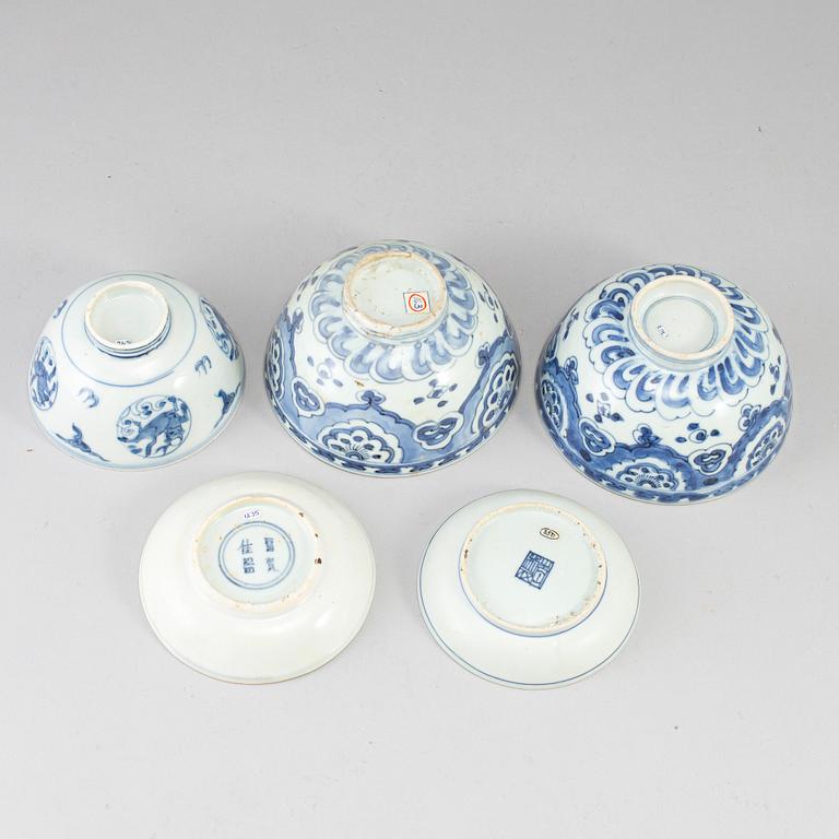 Three blue and white bowls and two blue and white dishes, Ming dynasty  (1368-1644).