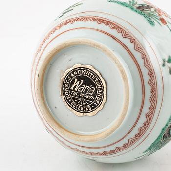 Vas, porslin. Qingdynastin, Kangxi (1662-1722
).