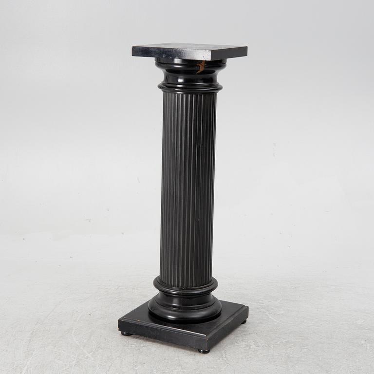 A pedestal, early 20th century.