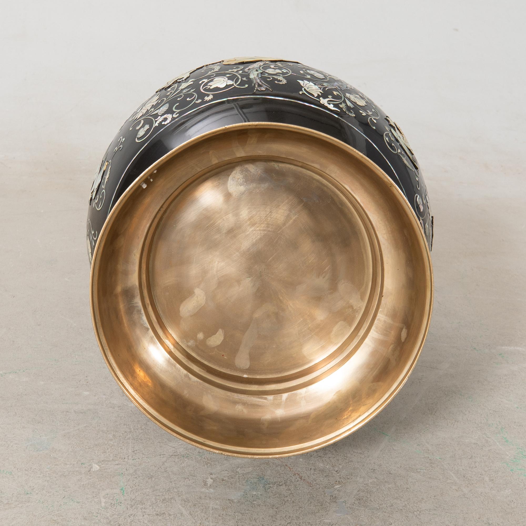 Floor vase East Asia 20th century.