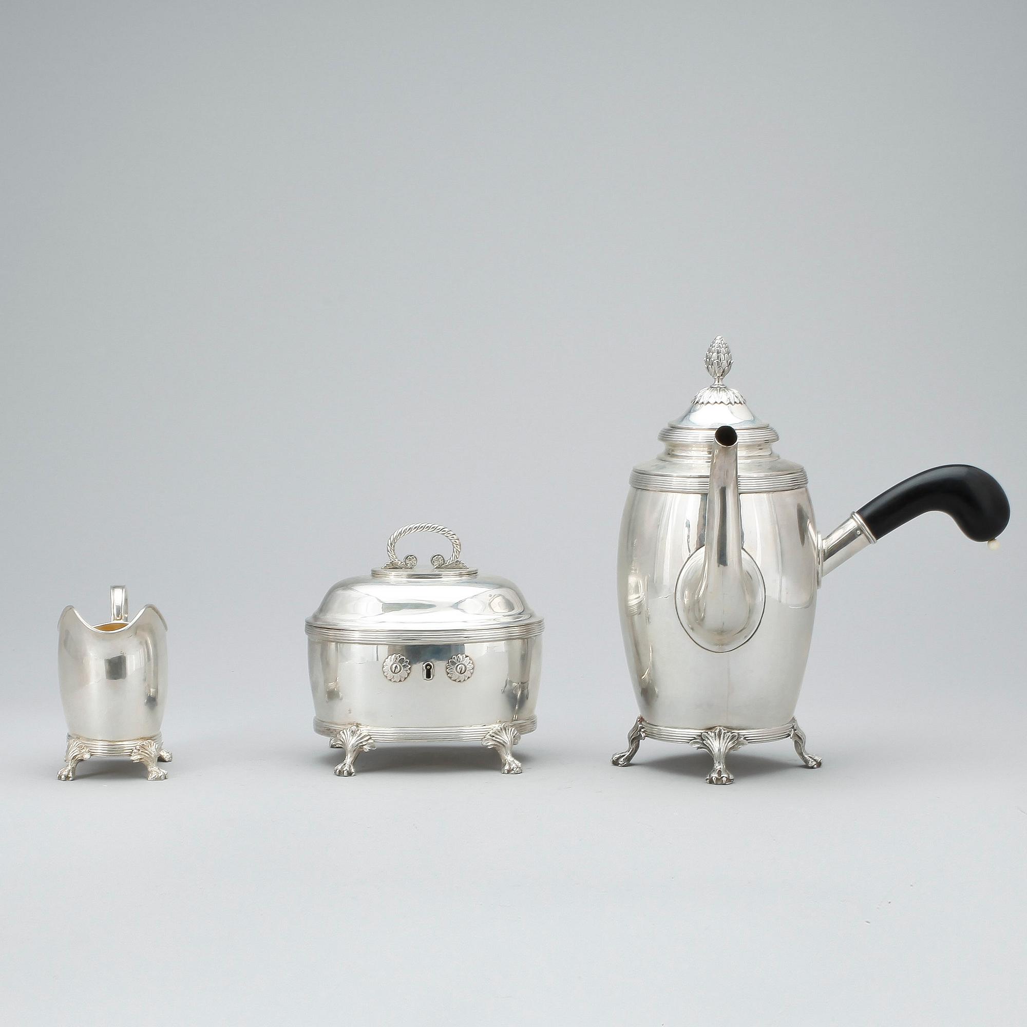 KAFFESERVIS, 3 delar, silver, empirestil, CG Hallberg, Stockholm 1910. Tot ca 1300 gram.
