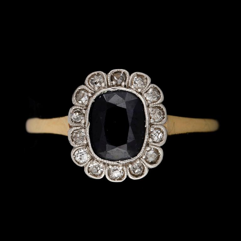 RING, 18k guld med safir ca6,9x5,6mm o små diamanter tot ca0,14ct, K Andersson, Stockholm, 1918. Vikt 3g.