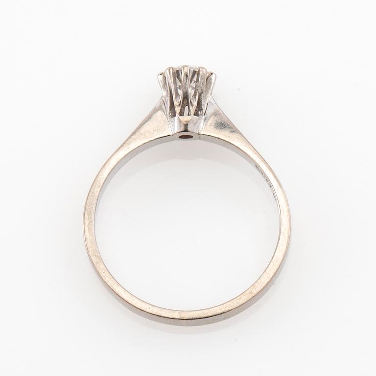 Solitaire ring in 18K white gold with a round brilliant-cut diamond.