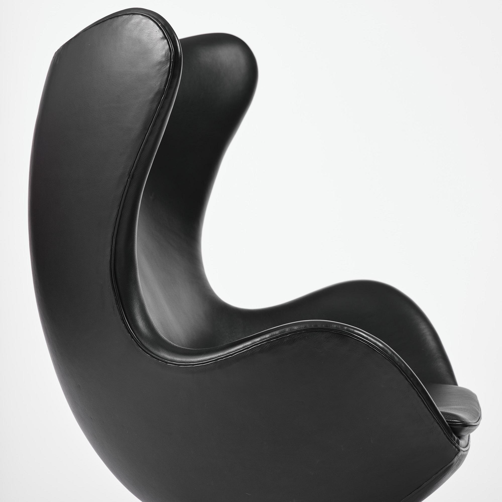 Arne Jacobsen, fåtölj med fotpall, "Ägget", Fritz Hansen, Danmark, 2001.