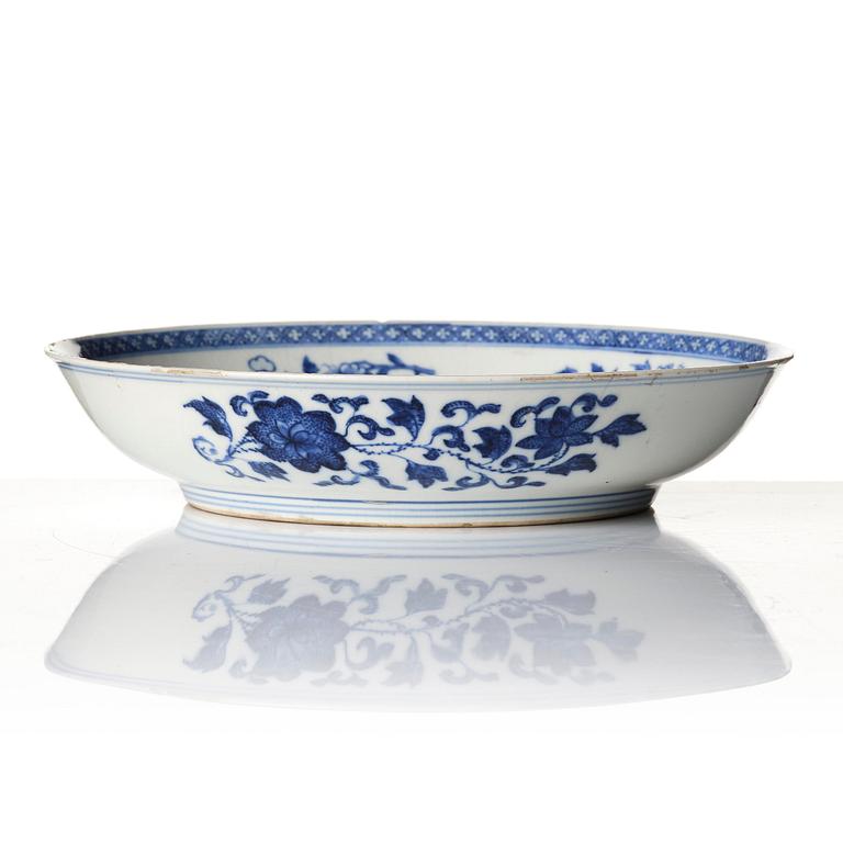 Tallrik, mjukt porslin. Qingdynastin, 1700-tal med Chenghuas märke.