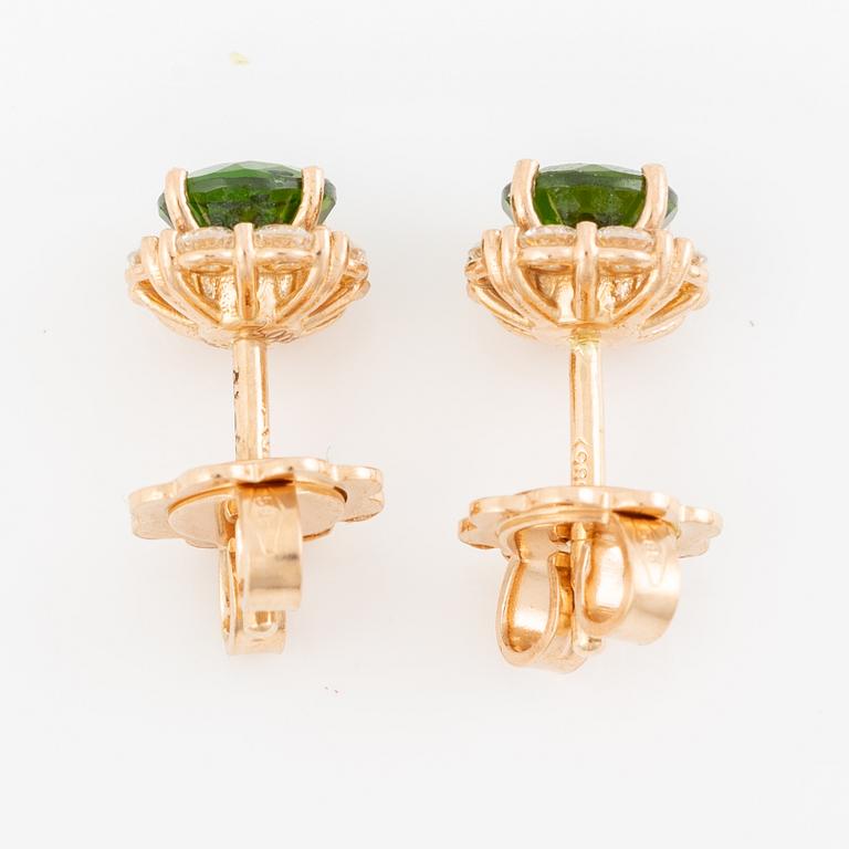 Ett par örhängen 14K guld  med gröna fasettslipade turmaliner och runda briljantslipade diamanter.