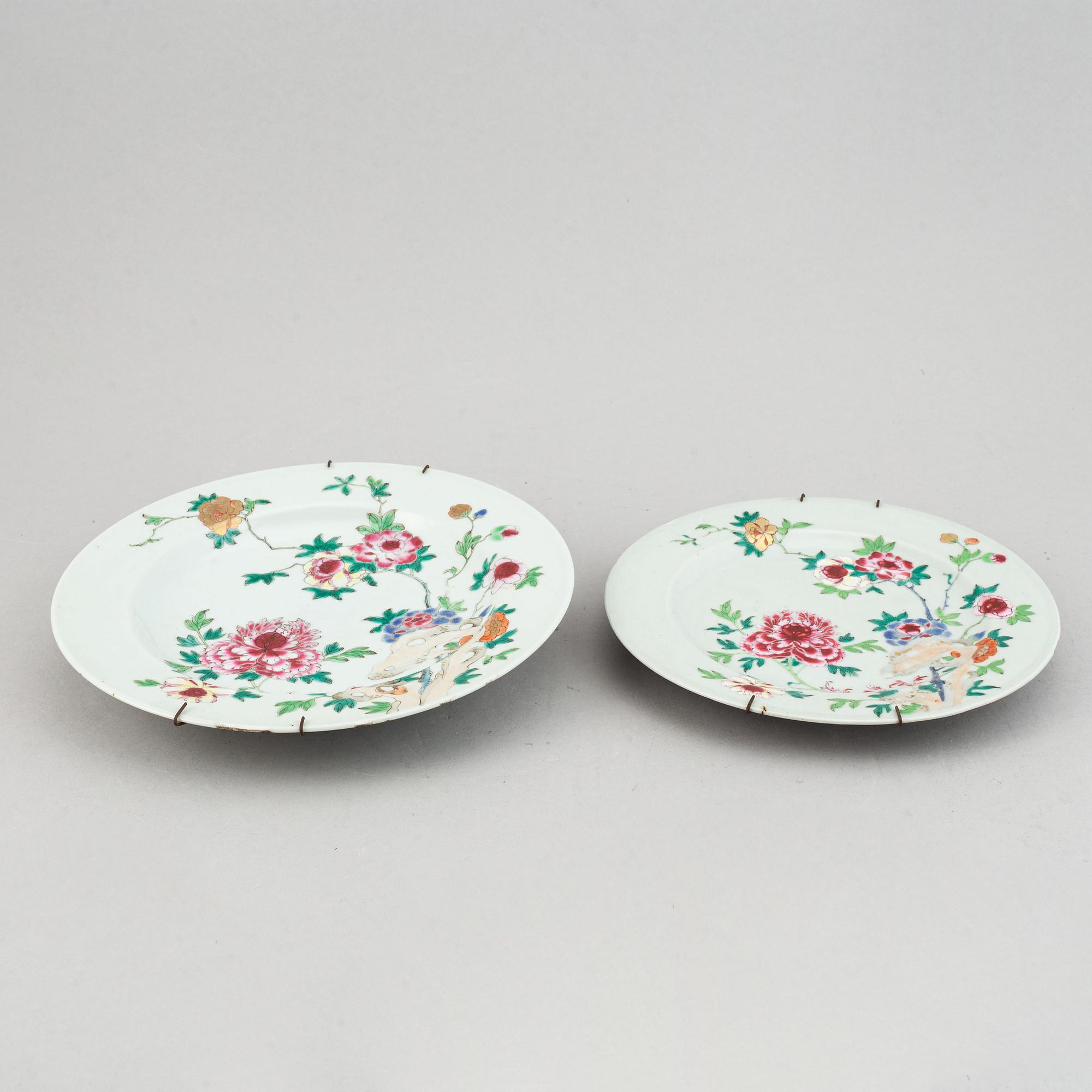 A set of 5 famille rose dinner plates, Qing dynasty, Qianlong (1736-95).