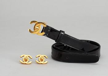 1221. CHANEL, clips samt lackskärp.