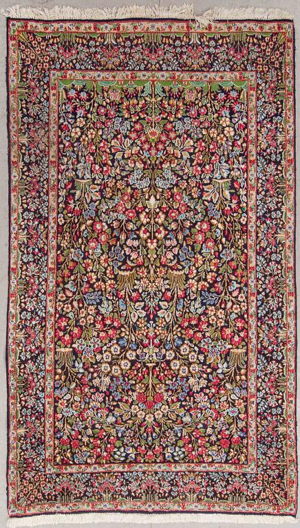 MATTA, old, Kirman. Ca 244 x 142 cm.