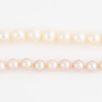 Two necklaces, cultured freshwater pearls, clasp 18K gold.