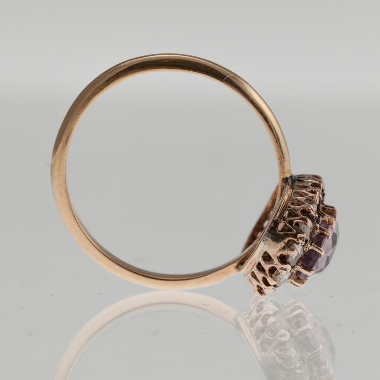 RING, 18K guld, ametist, rosenslipade diamanter, otydliga stämplar 1921. Vikt 3,4 g.