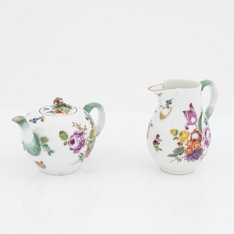 Tekanna samt gräddkanna, porslin. Meissen, Tyskland, Punktzeit (1756-1773).