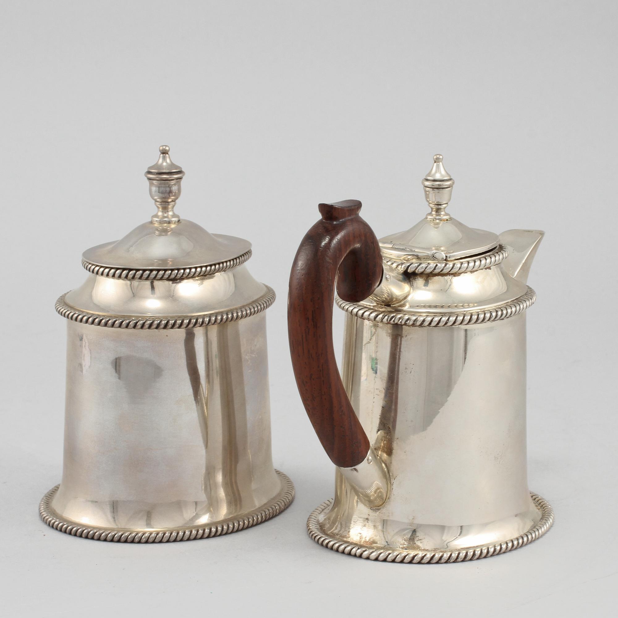 KANNA samt SOCKERSKÅL, silver, utländska stämplar, 1900-tal. Vikt 620 g.