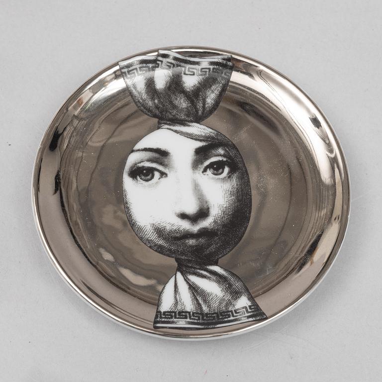 Fornasetti, coasters, 4 st, porslin, "Tema e Variazioni", Italien.