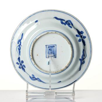 A blue and white brushpot and a dish, Tianqi/Chongzhen, mid 17th century.