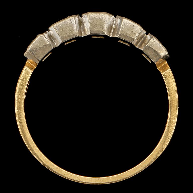 RING, 18k guld och vitguld med 5 briljantslipade diamanter, tot 0.30 ct, Juvel-Ateljén Malina, Göteborg, 1974. Vikt 5 g.