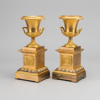 A pair of Empire urns, 19th century first part.