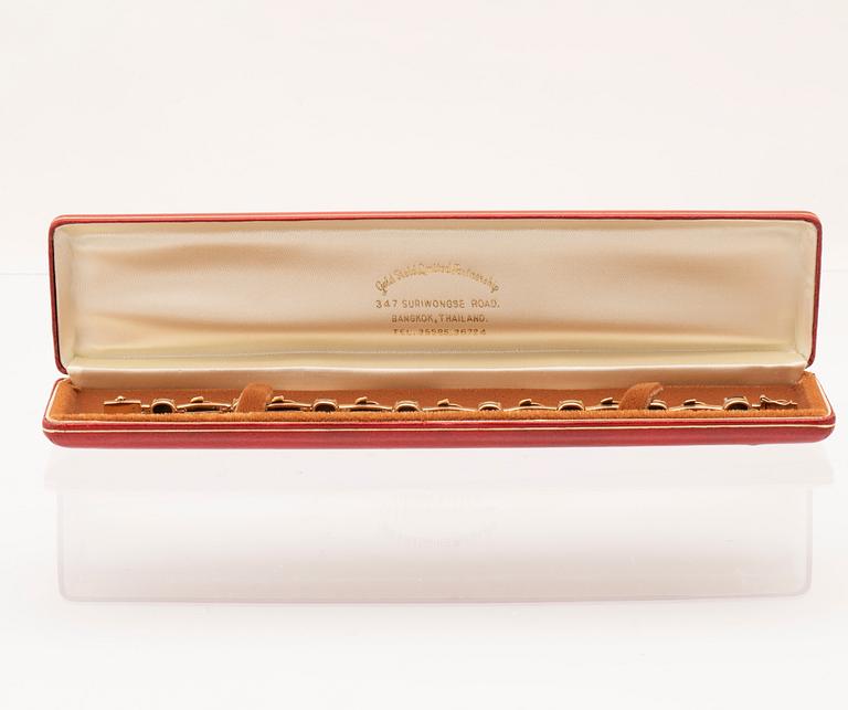 Armband 14K guld med svarta cabochonslipade stjärnsafirer.