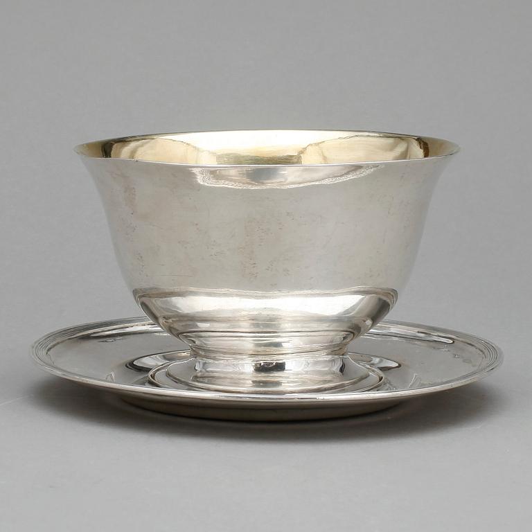SÅSSKÅL med FAT, silver, Johan Petter Grönvall, Stockholm, 1820. Totalvikt ca 408 gram.