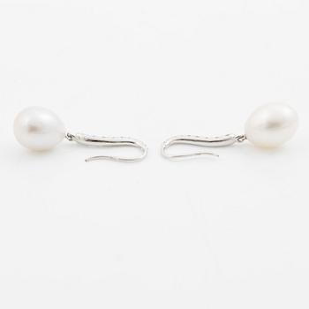 Earrings 18K white gold with cultured pearls and round brilliant-cut diamonds.