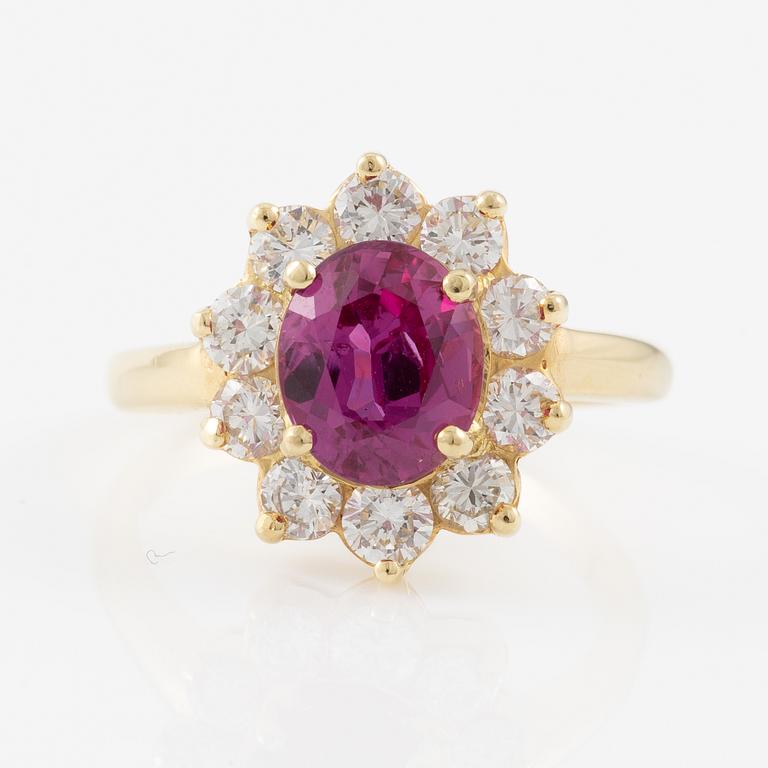 Ring, 18K guld med rosa safir och briljantslipade diamanter.
