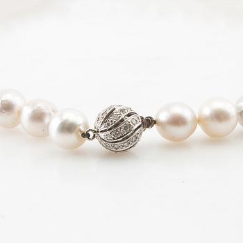 Necklace, 18K white gold and brilliant-cut diamonds and saltwater pearls.