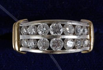 RING, 14k guld med briljantslipade diamanter.
