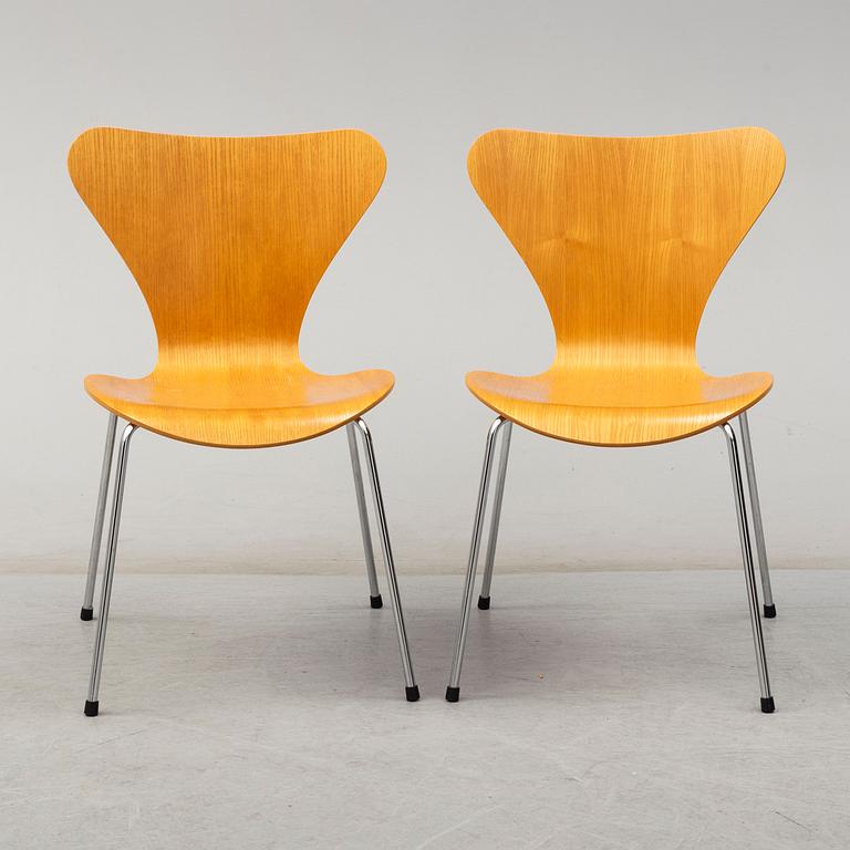 ARNE JACOBSEN, A pair of 'Sjuan' chairs by Arne Jacobsen for Fritz Hansen, Denmark, 2000.