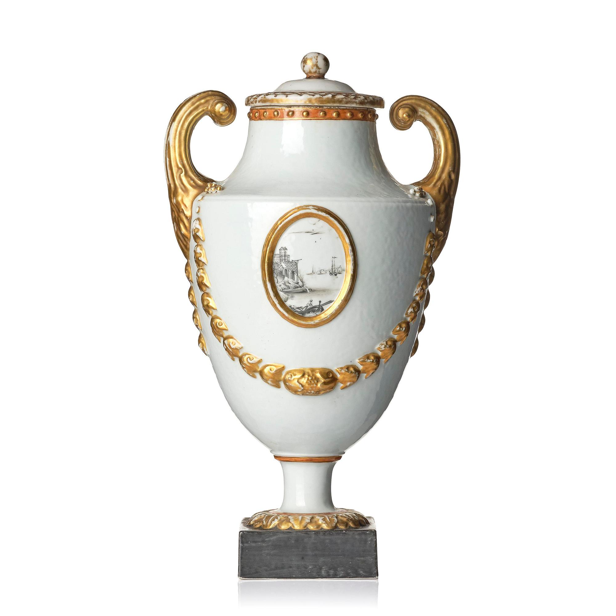 A Chinese Export jar with cover, Qing dynasty, 1790's.