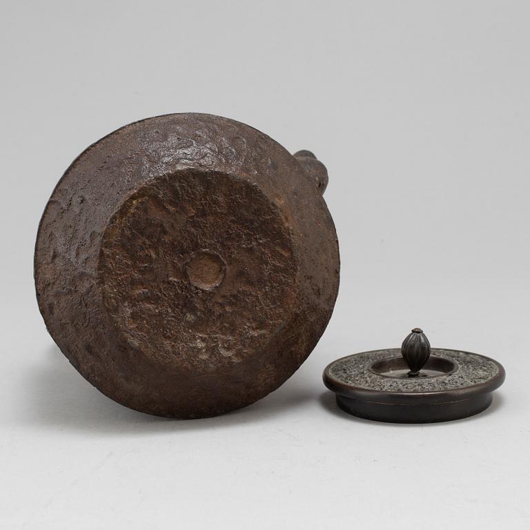 TEKANNA med LOCK, järn. Japan, Meiji (1868-1912).