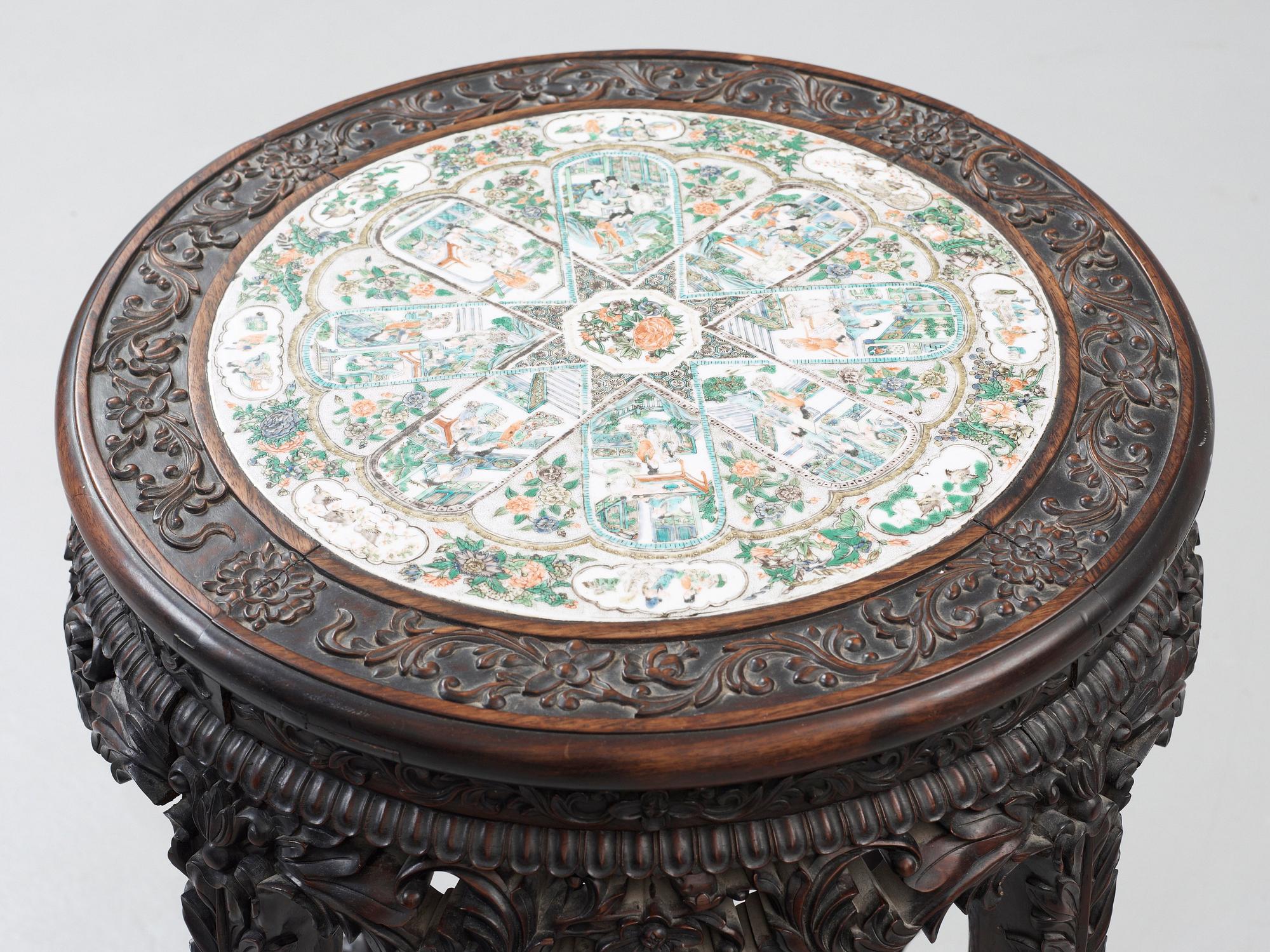 A hardwood and porcelain plaquette in famille verte  table, Qing dynasty 19th century.