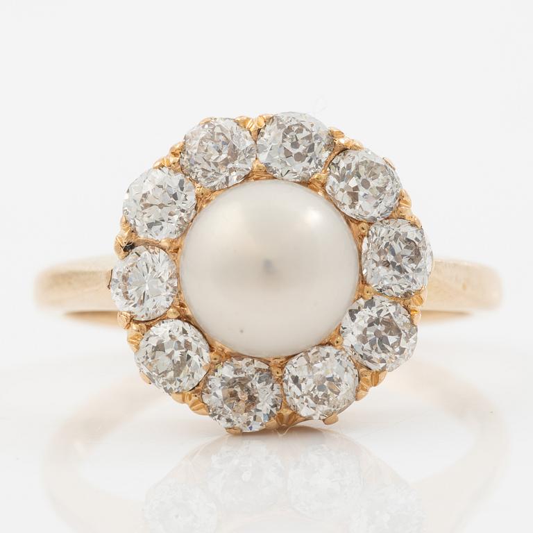 Ring, carmosémodell 18K guld med en odlad boutonpärla och gammalslipade diamanter.