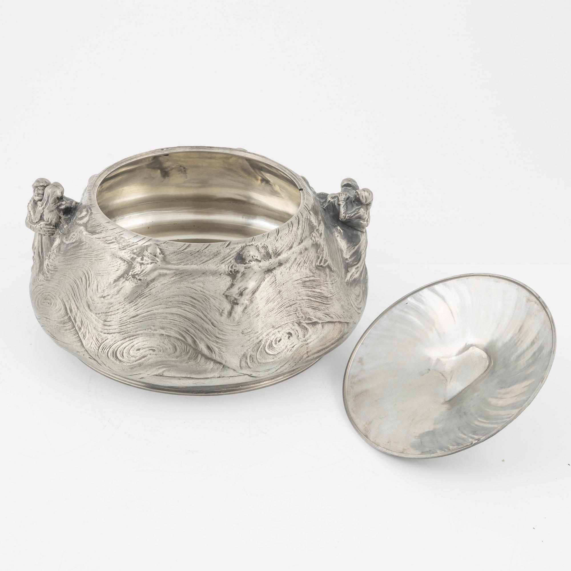 A pewter tureen by Aron Jerndahl, designed 1903, produced 1938.