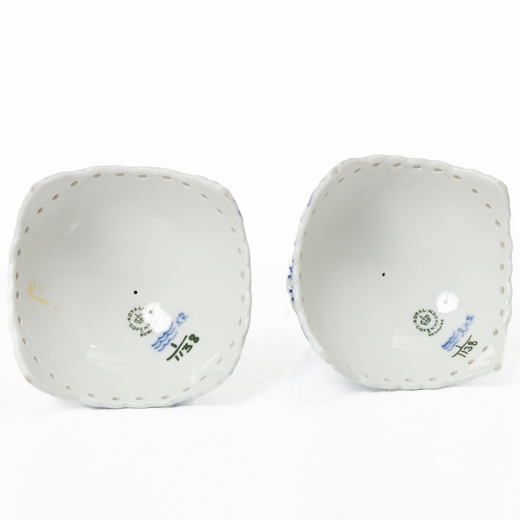 Royal Copenhagen, a set of five porcelain pieces, 'Musselmalet' / 'Blue Fluted' and 'Blå blomst', Denmark.