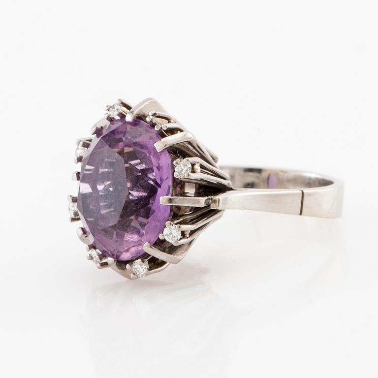 Ring/Cocktailring 14K vitguld med en ovalt fasetterad ametist och runda briljantslipade diamanter.
