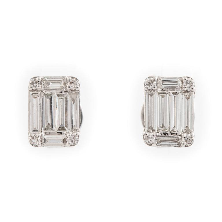 Örhängen med baguetteslipade  diamanter.