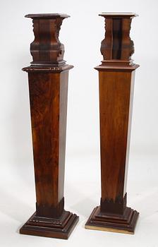 PIEDESTALER, ett par. Nyrenässans, sekelskiftet 1900.