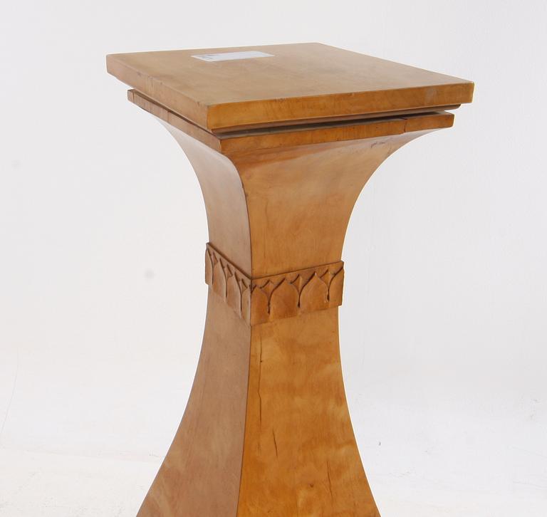 PIEDESTAL. 1800-tal.