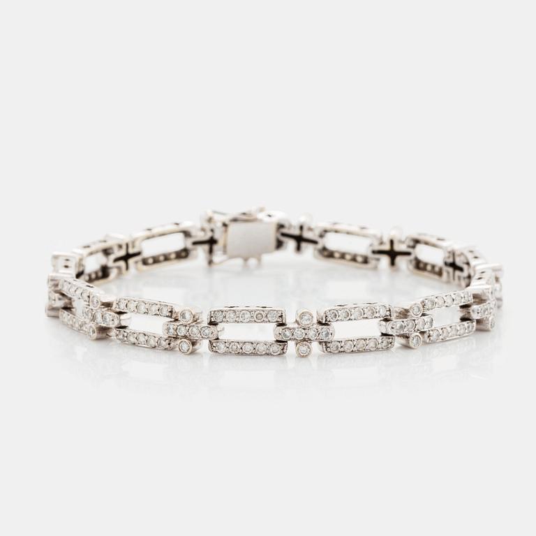 An 18K white gold bracelet set with round brilliant-cut diamonds.