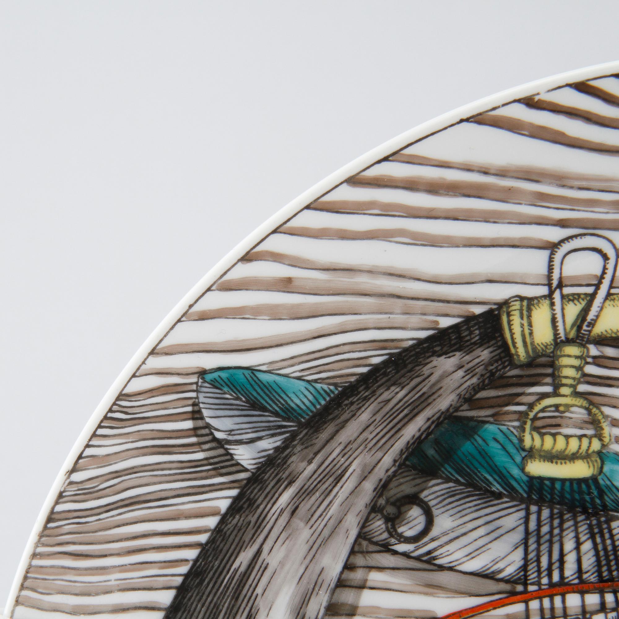 PIERO FORNASETTI, tallrik, "Oggetti Caccia", porslin, Milano, Italien, 1900-talets andra hälft.