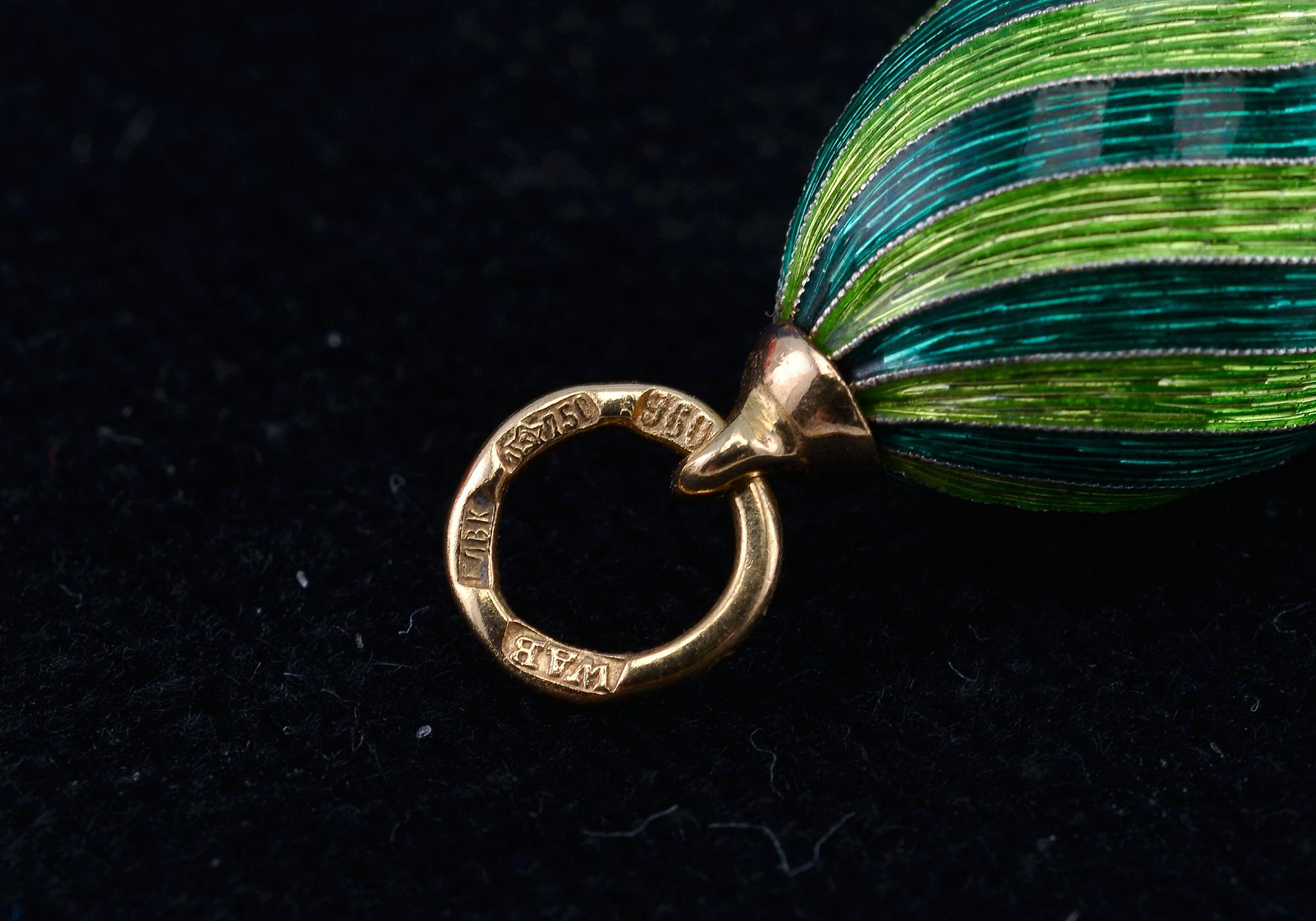 HÄNGE, emalj, guld, silver. Stämplad 750 / 960. W.A. Bolin, Ryssland 1900-talets slut. Vikt 5,3 g.