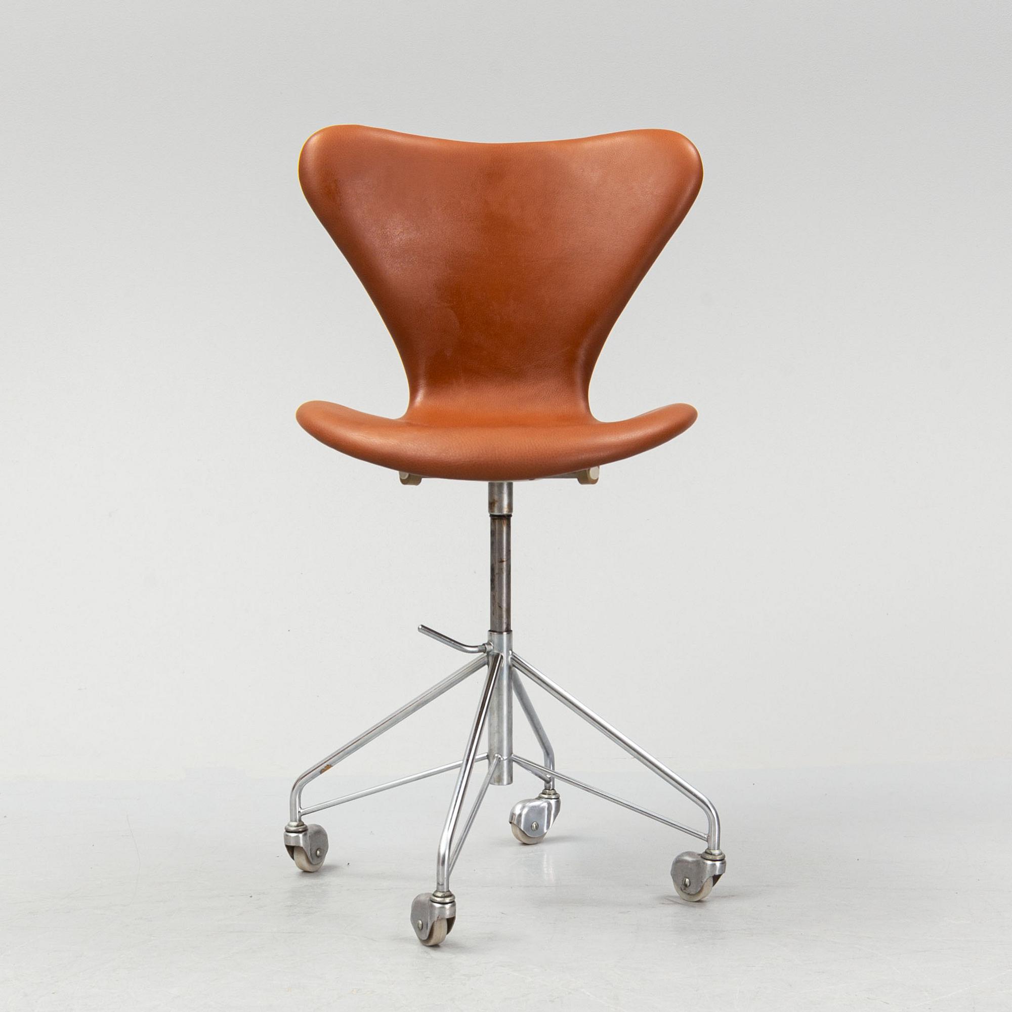 Arne Jacobsen, a 'Serie 7' desk chair, Fritz Hansen.