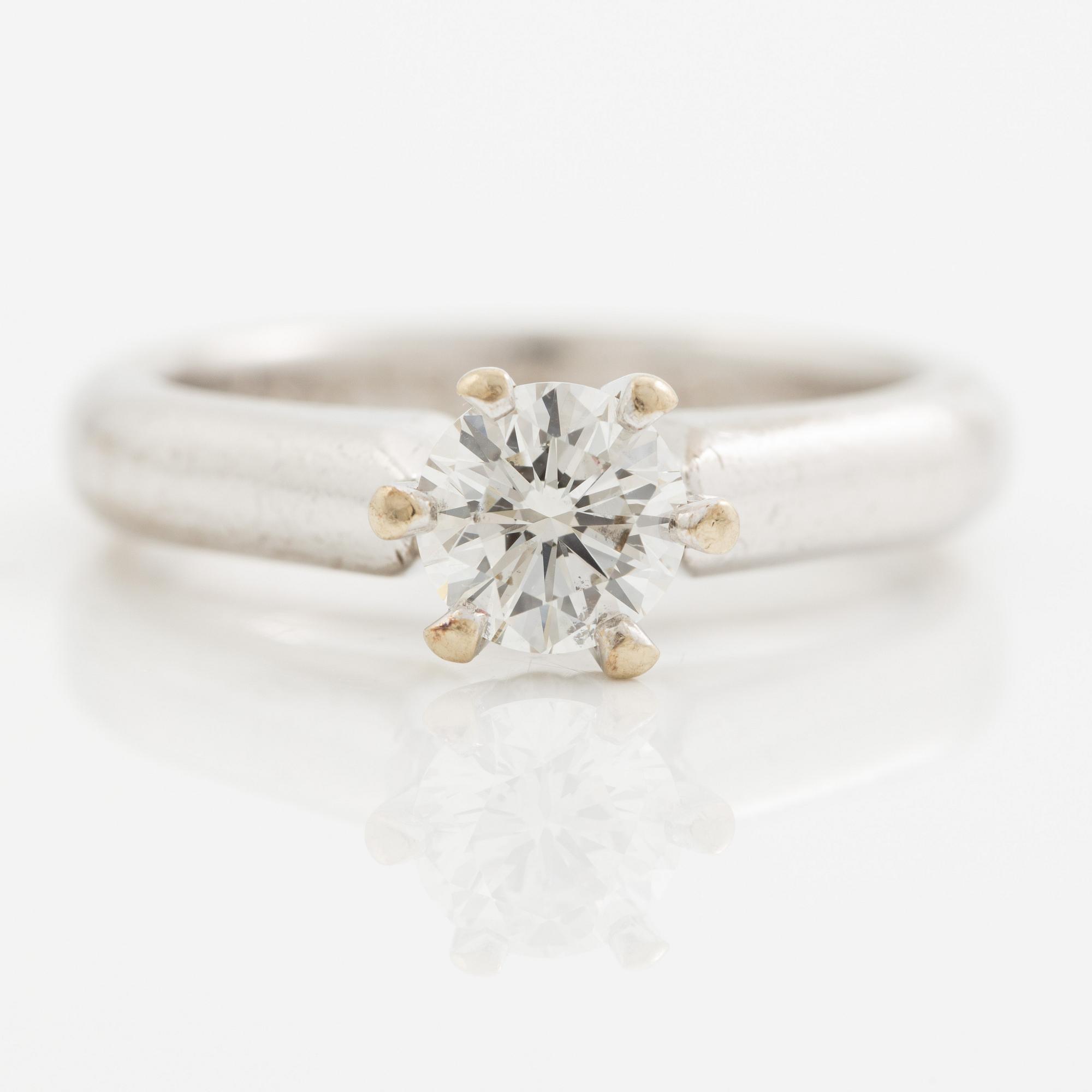 Ring in 18K white gold set with a round brilliant-cut diamond.